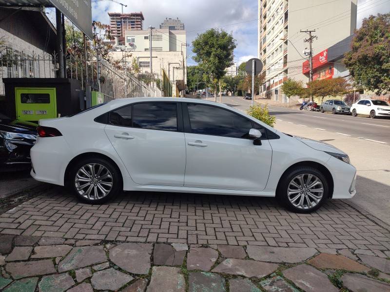 TOYOTA - COROLLA - 2021/2022 - Branca - R$ 134.900,00