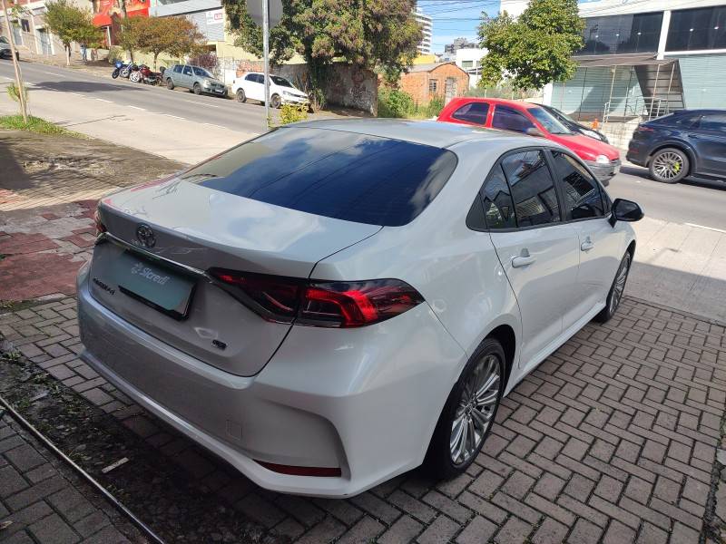 TOYOTA - COROLLA - 2021/2022 - Branca - R$ 134.900,00