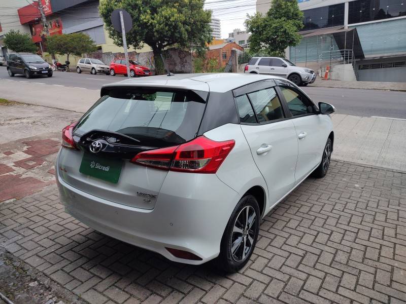 TOYOTA - YARIS - 2021/2022 - Branca - R$ 78.900,00