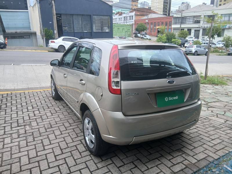 FORD - FIESTA - 2009/2010 - Prata - R$ 31.900,00
