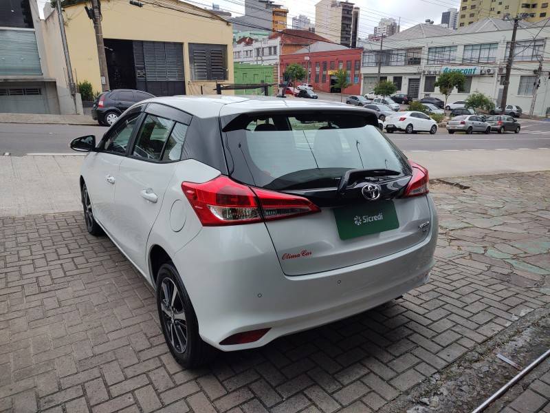 TOYOTA - YARIS - 2021/2022 - Branca - R$ 78.900,00