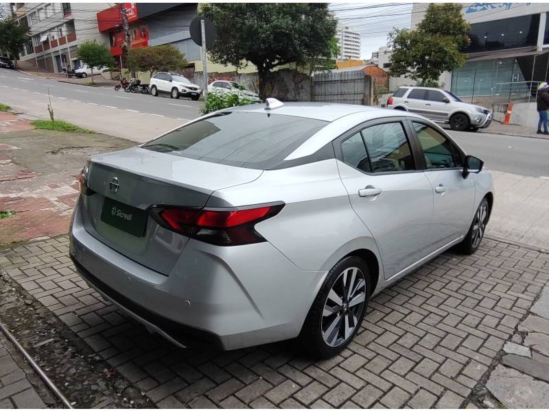 NISSAN - VERSA - 2020/2021 - Prata - R$ 94.900,00