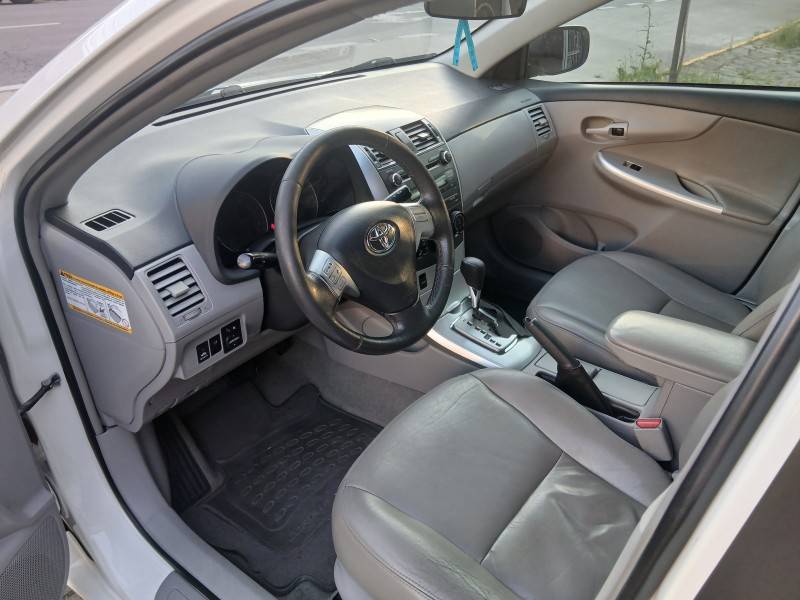 TOYOTA - COROLLA - 2013/2014 - Branca - R$ 69.900,00