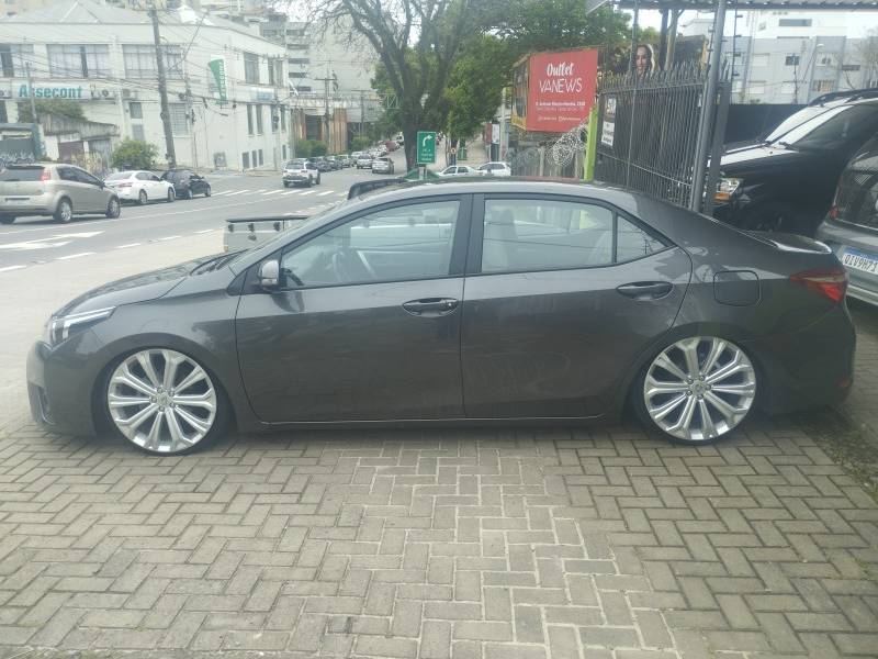 TOYOTA - COROLLA - 2016/2017 - Cinza - R$ 93.900,00