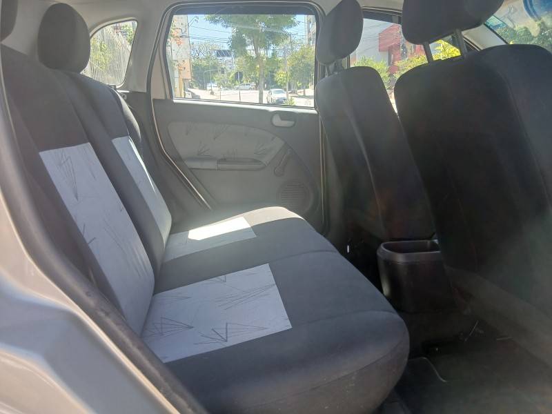 FORD - FIESTA - 2009/2010 - Prata - R$ 31.900,00