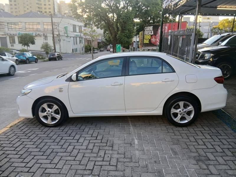 TOYOTA - COROLLA - 2013/2014 - Branca - R$ 69.900,00