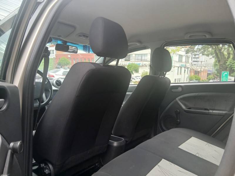 FORD - FIESTA - 2009/2010 - Prata - R$ 31.900,00