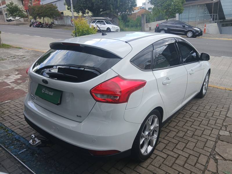 FORD - FOCUS - 2017/2017 - Branca - R$ 64.900,00