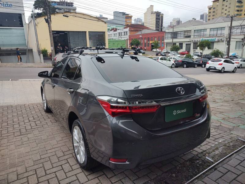 TOYOTA - COROLLA - 2018/2018 - Cinza - R$ 101.900,00